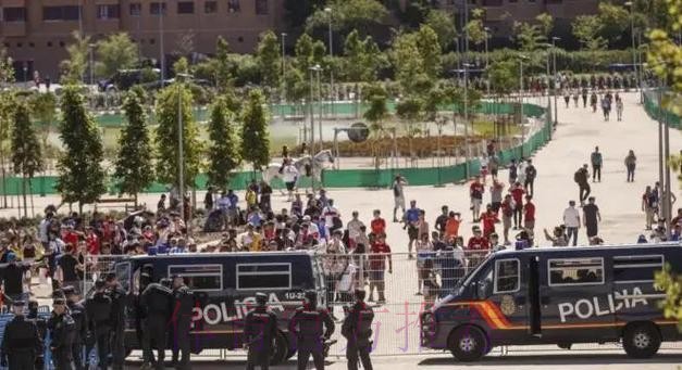 警方已锁定6名马竞极端球迷人偶事件的作案者 警方已锁定6名马竞极端球迷人偶事件的作案者